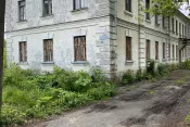 №8129 дві 2-х поверхові будівлі та одна ділянка з будинком на перехресті Саєнка-Київське шосе