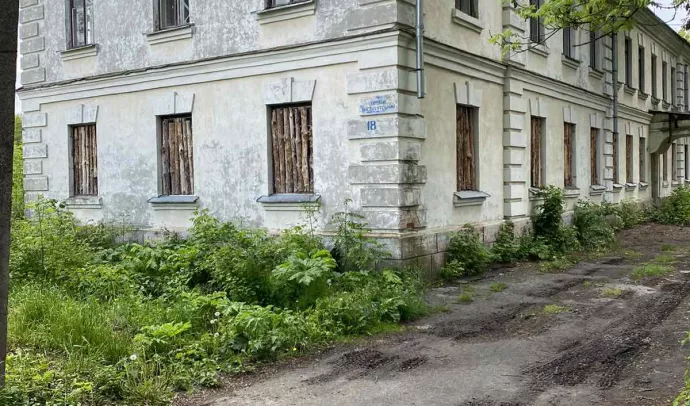 №8129 дві 2-х поверхові будівлі та одна ділянка з будинком на перехресті Саєнка-Київське шосе