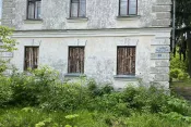 №8129 дві 2-х поверхові будівлі та одна ділянка з будинком на перехресті Саєнка-Київське шосе