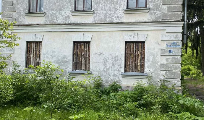 №8129 дві 2-х поверхові будівлі та одна ділянка з будинком на перехресті Саєнка-Київське шосе