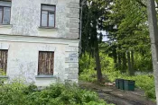 №8129 дві 2-х поверхові будівлі та одна ділянка з будинком на перехресті Саєнка-Київське шосе
