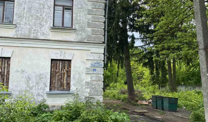 №8129 дві 2-х поверхові будівлі та одна ділянка з будинком на перехресті Саєнка-Київське шосе