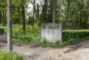 №8129 дві 2-х поверхові будівлі та одна ділянка з будинком на перехресті Саєнка-Київське шосе