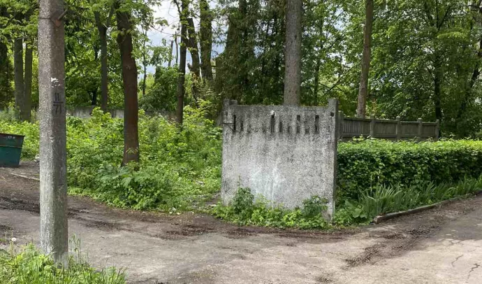 №8129 дві 2-х поверхові будівлі та одна ділянка з будинком на перехресті Саєнка-Київське шосе