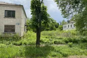 №8129 дві 2-х поверхові будівлі та одна ділянка з будинком на перехресті Саєнка-Київське шосе