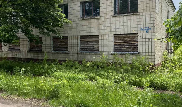 №8129 дві 2-х поверхові будівлі та одна ділянка з будинком на перехресті Саєнка-Київське шосе