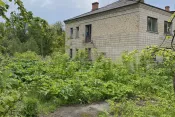 №8129 дві 2-х поверхові будівлі та одна ділянка з будинком на перехресті Саєнка-Київське шосе