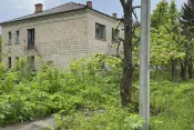 №8129 дві 2-х поверхові будівлі та одна ділянка з будинком на перехресті Саєнка-Київське шосе