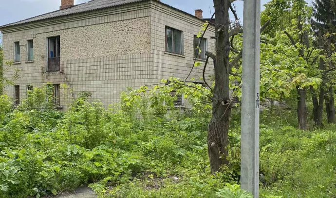 №8129 дві 2-х поверхові будівлі та одна ділянка з будинком на перехресті Саєнка-Київське шосе