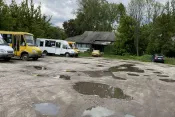 №8129 дві 2-х поверхові будівлі та одна ділянка з будинком на перехресті Саєнка-Київське шосе