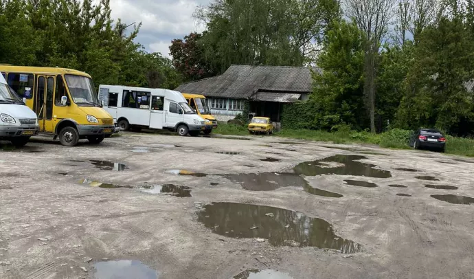№8129 дві 2-х поверхові будівлі та одна ділянка з будинком на перехресті Саєнка-Київське шосе