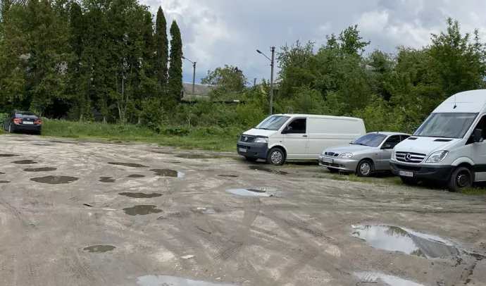 №8129 дві 2-х поверхові будівлі та одна ділянка з будинком на перехресті Саєнка-Київське шосе