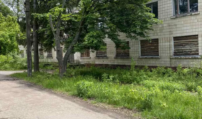 №8129 дві 2-х поверхові будівлі та одна ділянка з будинком на перехресті Саєнка-Київське шосе