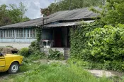 №8129 дві 2-х поверхові будівлі та одна ділянка з будинком на перехресті Саєнка-Київське шосе