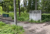 №8129 дві 2-х поверхові будівлі та одна ділянка з будинком на перехресті Саєнка-Київське шосе