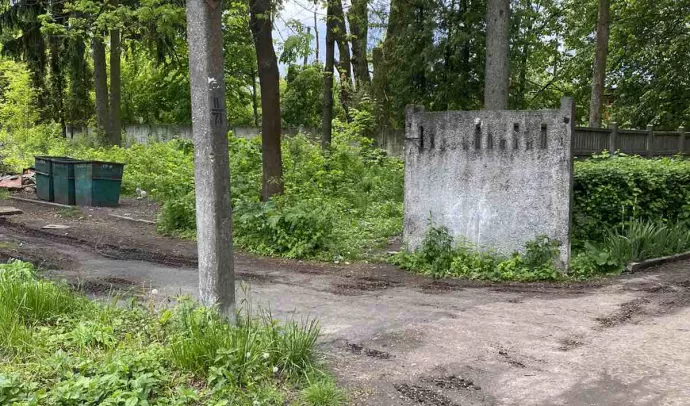 №8129 дві 2-х поверхові будівлі та одна ділянка з будинком на перехресті Саєнка-Київське шосе
