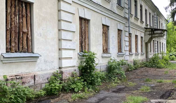 №8129 дві 2-х поверхові будівлі та одна ділянка з будинком на перехресті Саєнка-Київське шосе