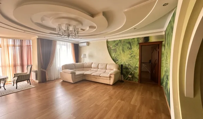 3932 Простора квартира в центрі