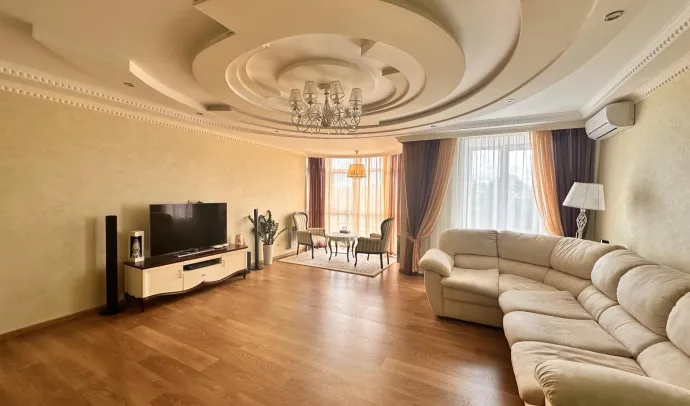 3932 Простора квартира в центрі